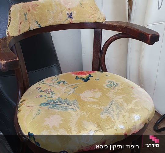 כיסא מרופד בבד פרחוני על רקע קרטונים